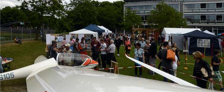Zahlreich kamen die Besucher, um die Segelflugzeuge von außen und innen zu bestaunen. Thomas Marr