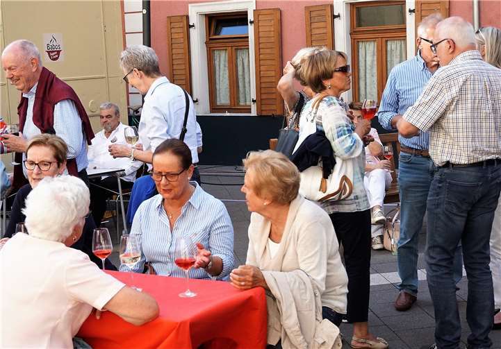 Zahlreich nutzten die Neuwieder die Gelegenheit, sich in aller Ruhe mit Freunden und Bekannten zu treffen.