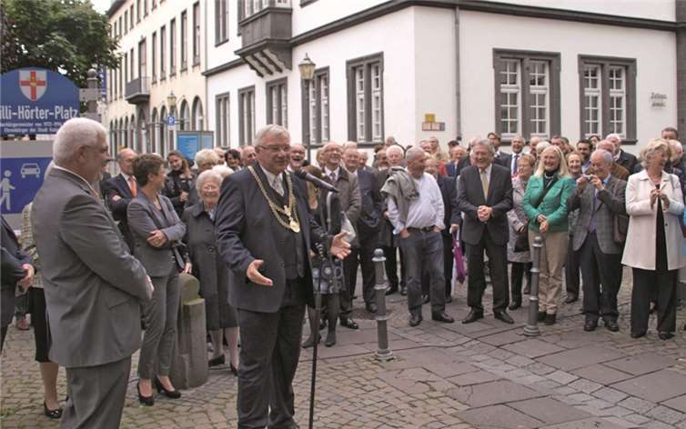 Zahlreich waren die Menschen gekommen, um bei diesem denkwürdigen Ereignis mit dabei zu sein.