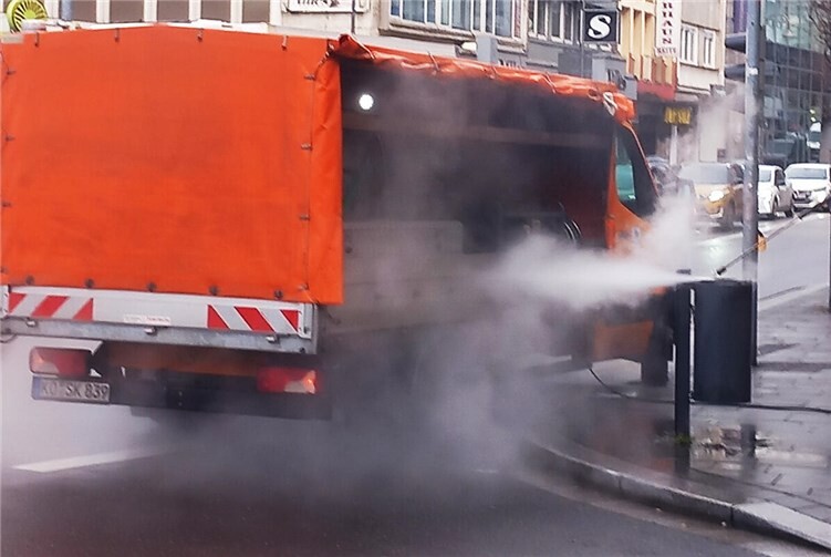 Zahlreiche Abfallbehältnisse wurden erneut mit Hochdruckreiniger gesäubert. Foto: privat