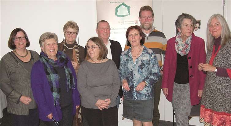 Zahlreiche Akteure warben für das Thema „Gemeinschaftliches Wohnen“ oder für konkrete Projekte und Gruppen: (v. l.) Heide Hessmer, Agnes Schug Speyerer, Christine Holzing, Gisela Heimen, Dieter Alex, Michaela Wolff, Ludger Kamp, Hildegard Luttenberger und Angeloka Vater.Privat