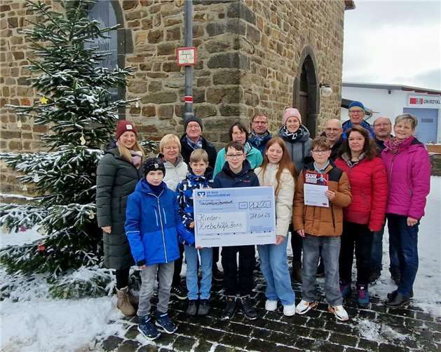 Zahlreiche Aktive haben sich bei der lebendigen Herbergssuche in Döttingen engagiert und eine Spendensumme von 1.200 Euro für die Kinderkrebshilfe Bonn gesammelt.  Foto: privat