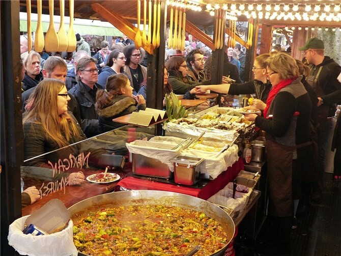 Zahlreiche Anbieter entwickeln eigens für Neuwied neue Wurst- oder Soßenkreationen.Fotos: Franz-Josef Dehenn