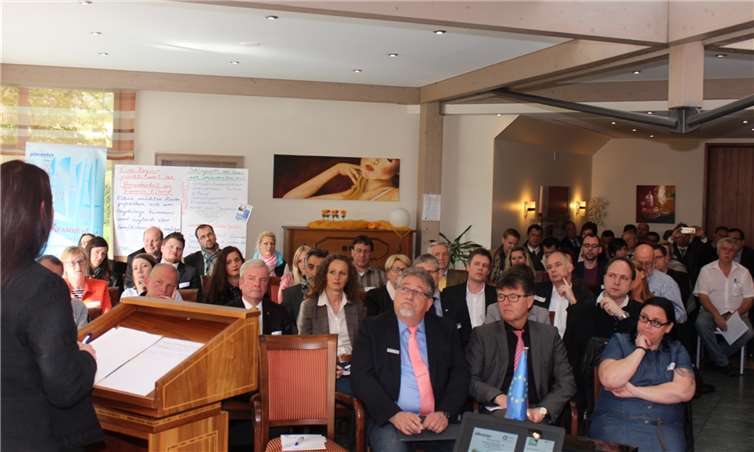 „Zahlreiche Arbeitgeber waren der Einladung des Jobcenters in das Bendorfer Hotel Rheinblick gefolgt.In der ersten Reihe (v.l.) Rolf Koch (Geschäftsführer Jobcenter MYK) und Burkhard Nauroth (Erster Kreisbeigeordneter).“privat