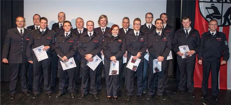 Zahlreiche Beförderungen konnten Wehrleiter Markus Zettelmeyer (links) und sein Stellvertreter Markus von Wirtz (rechts) bei der Dienstversammlung der Wachtberger Feuerwehr vornehmen. JOST