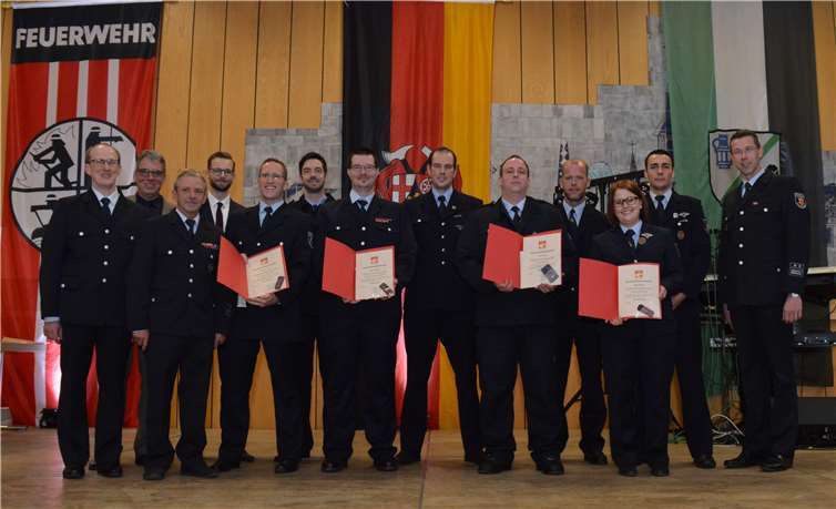 Zahlreiche Beförderungen zum Brandmeister nahm Andree Stein beim Ehrenabend vor. Fotos: Ingrid Ferdinand/VG Montabaur