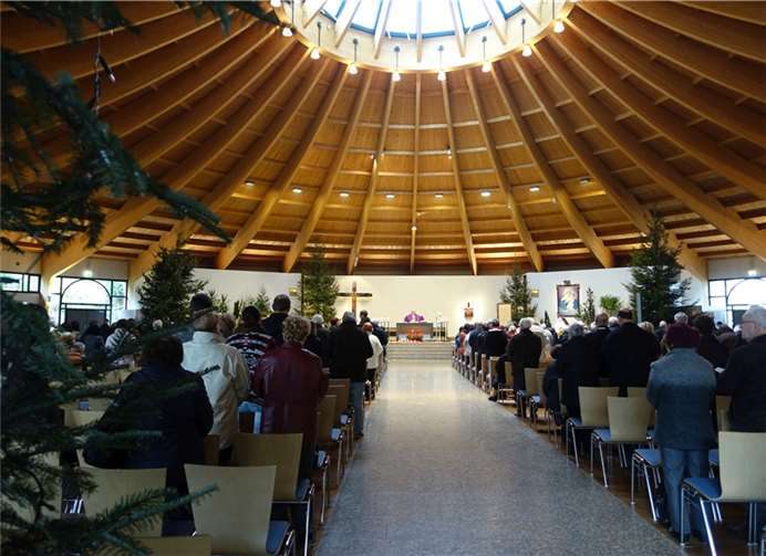 Zahlreiche Besucher beim Familiengottesdienst.