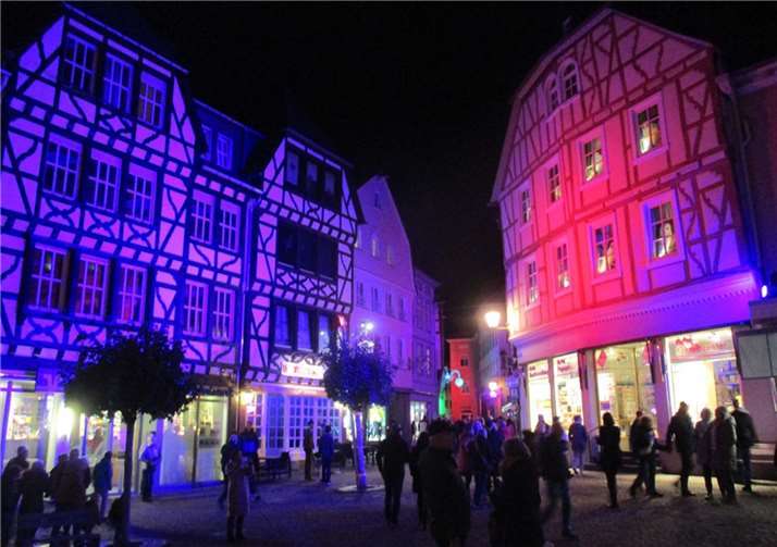 Zahlreiche Besucher bestaunten, wie ein abwechslungsreiches Lichterspiel die reich verzierten Fassaden der Fachwerkhäuser beeindruckend in Szene setzte. Fotos: KR