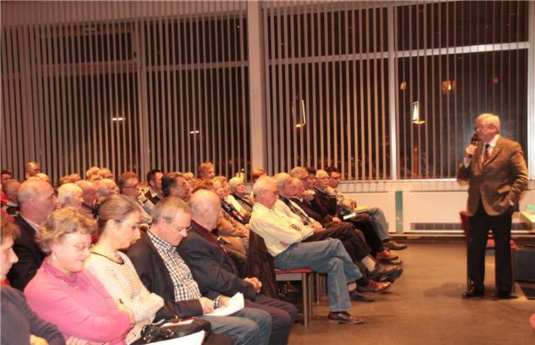 Zahlreiche Besucher fanden sich in der Stadthalle zur Ratssitzung ein.AND