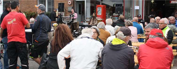 Zahlreiche Besucher feierten bei zünftiger Musikunterhaltung im rustikalen Ambiente des neuen „Café zur Tanke“.