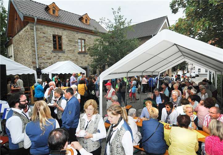 Zahlreiche Besucher folgten dem Aufruf zum Mitfeiern.