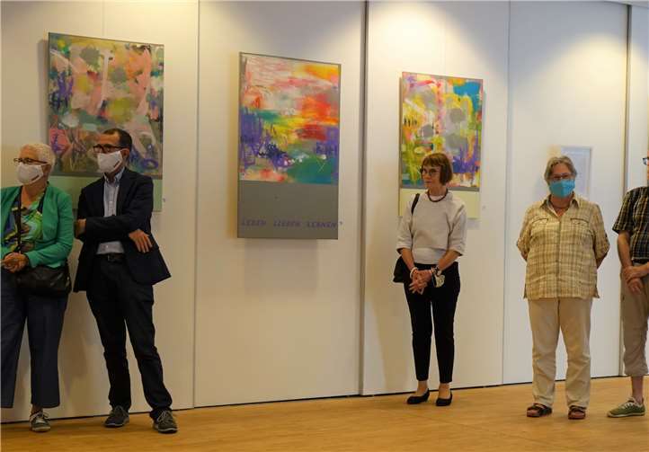 Zahlreiche Besucher-innen waren zur Ausstellungseröffnung in den Gemeindesaal der Marktkirchengemeinde gekommen.Fotos: Jürgen Grab