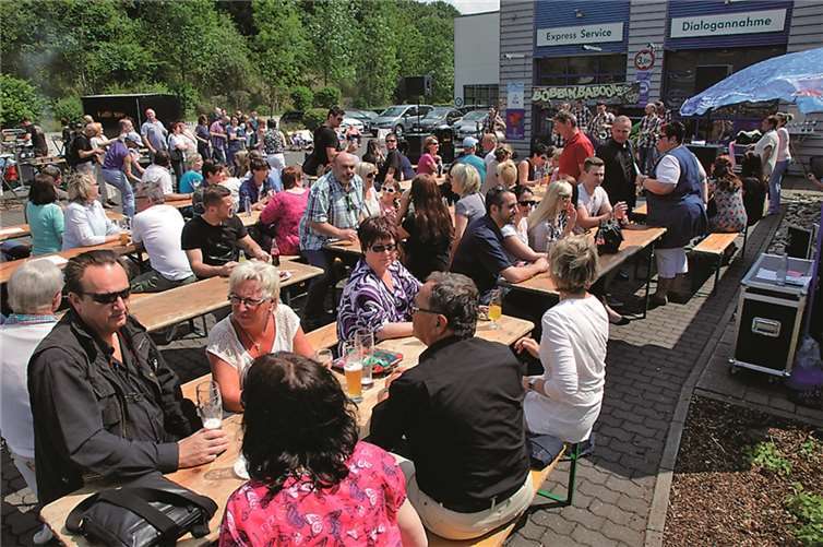 Zahlreiche Besucher kamen zum BBQ ins Autohaus Pretz. privat
