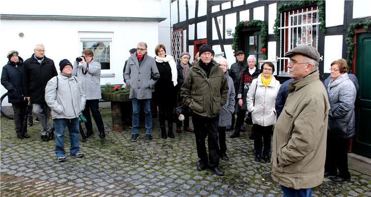 Zahlreiche Besucher konnte Dankward Heinrich auf dem Winzerhof zur traditionellen Krippenfeier begrüßen. Fotos:DL