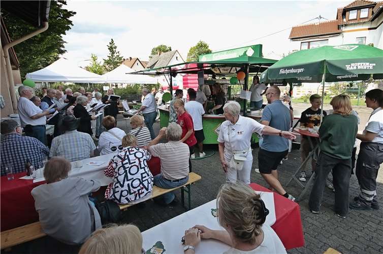 Zahlreiche Besucher lauschten dem Gesang des Chores.