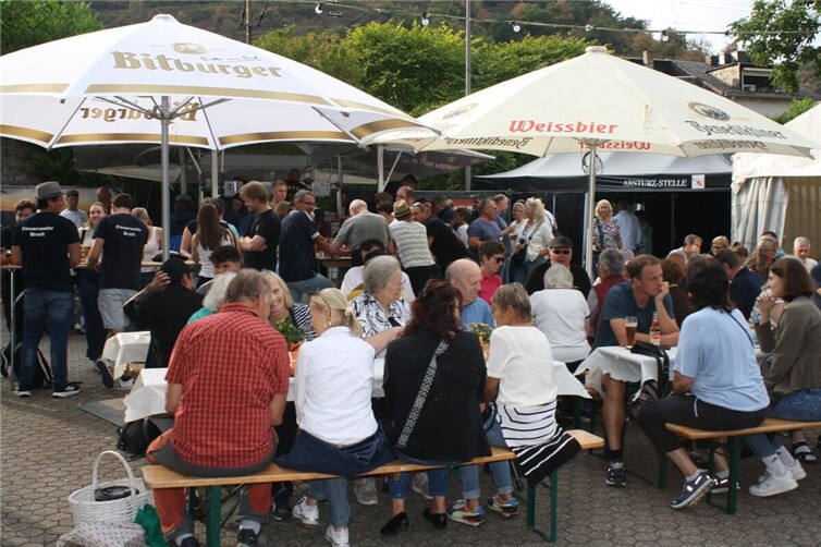 Zahlreiche Besucher ließen sich auch zur diesjährigen Kardener Kirmes das deftige Jubiläumsgericht schmecken.