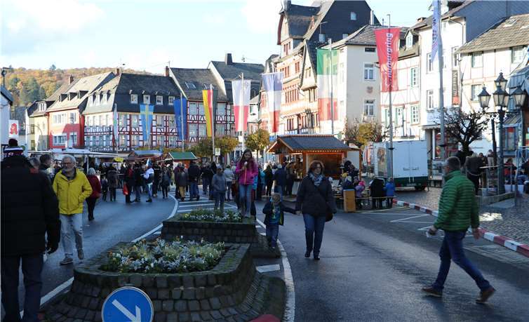 Zahlreiche Besucher nutzten den verkaufsoffenen Sonntag anlässlich des Martins Markt. Fotos: CRO