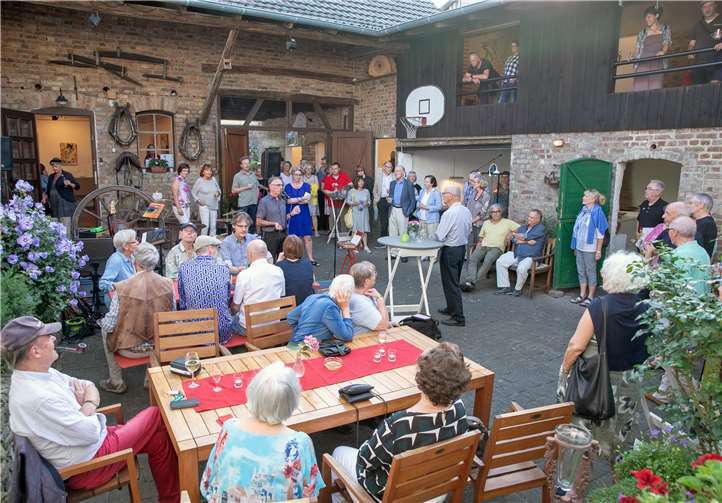 Zahlreiche Besucher nutzten die Gelegenheit, bei der 19. Auflage der „HofArt“ bei der Familie Kemp in Villip eine Symbiose aus Kunst und Kunsthandwerk zu bestaunen.