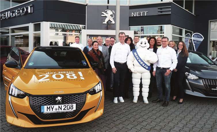 Zahlreiche Besucher nutzten die Gelegenheit, das vielfältige Angebot des von Jürgen und Achim Nett geführten Mayener Familienunternehmens in Augenschein zu nehmen.Fotos: FRE