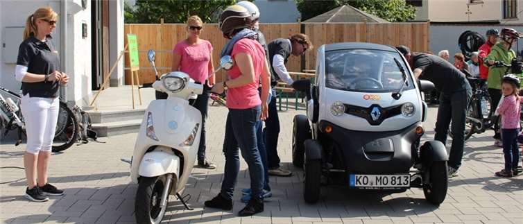 Zahlreiche Besucher nutzten die Gelegenheit, um die Elektrofahrzeuge Probe zu fahren. privat