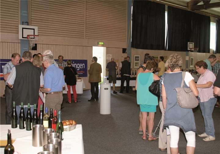 Zahlreiche Besucher nutzten wieder die Gelegenheit, edle Tropfen beim Weinmarkt in der August-Horch-Halle in Winningen zu verkosten.