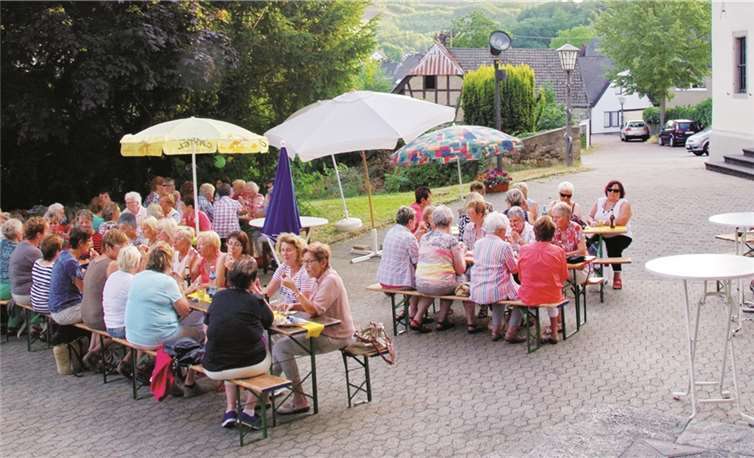 Zahlreiche Besucher sind zum ersten Sommerfest der Frauengemeinschaft gekommen.  privat