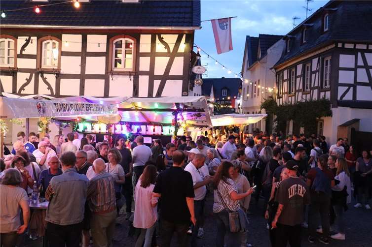 Zahlreiche Besucher strömen jedes Jahr in das Erpeler Weindorf.Fotos: Daniela Simon