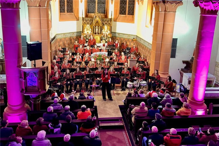 Zahlreiche Besucher strömten herbei, um sich von den 60 aktiven Mitgliedern des Vereins in eine feierliche Adventsstimmung entführen zu lassen. Fotos: Evamaria Deisen/Kerstin Pauken