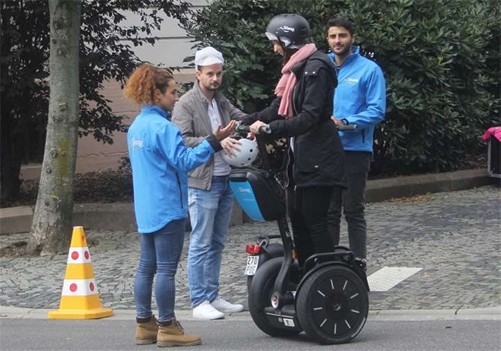 Zahlreiche Besucher testeten die Segway-Fahrzeuge.