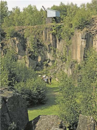 Zahlreiche Besucher tummeln sich jährlich an den Landschaftsdenkmälern im Vulkanpark. Privat