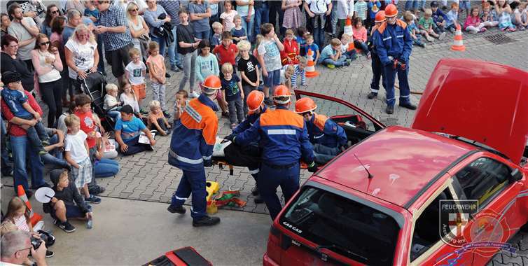 Zahlreiche Besucher verfolgen fasziniert die Schauübung der Jugendfeuerwehr Arenberg/Immendorf. Daniel Meier