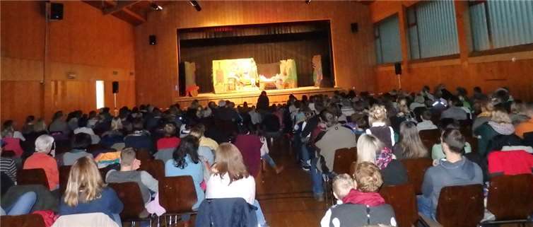 Zahlreiche Besucher, von jung bis alt, erlebten das Weihnachtsmärchen in der Mosella-Halle. privat