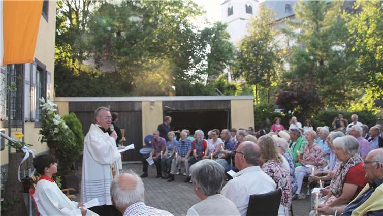 Zahlreiche Besucher waren „am 8ten um 8“ zur „Inthronisation“ der Fatima-Madonna zum Pfarrhaus nach Mendig gekommen. privat