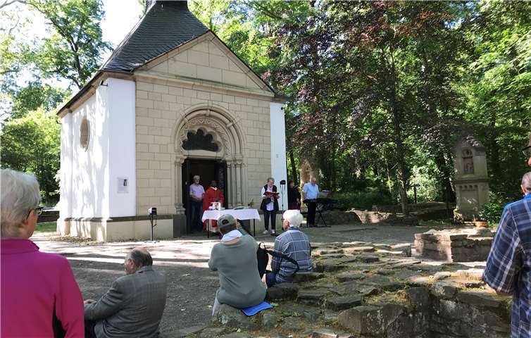 Zahlreiche Besucher waren beim Gottesdienst am Pfingstmontag an der Waldkapelle dabei. Foto: privat