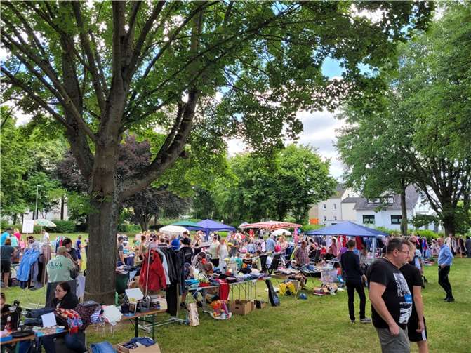 Zahlreiche Besucher waren gekommen, um Schnäppchen zu machen.