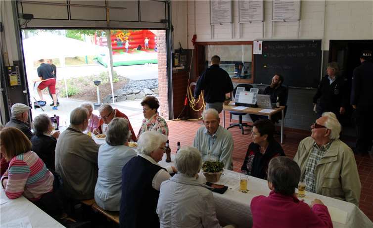 Zahlreiche Besucher waren im Feuerwehrhaus zu Gast.