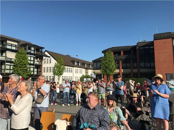 Zahlreiche Besucher waren vom Klappstuhlkonzert begeistert.