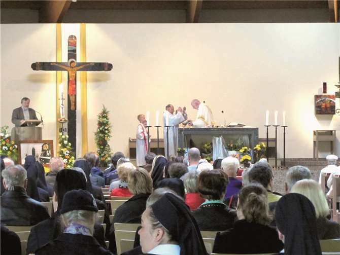 Zahlreiche Besucher waren zum festlichen Gottesdienst am Abend der Heiligsprechung beider Päpste gekommen.