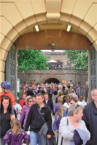 Zahlreiche Besucher wollten das Spektakel auf der Festung erleben.