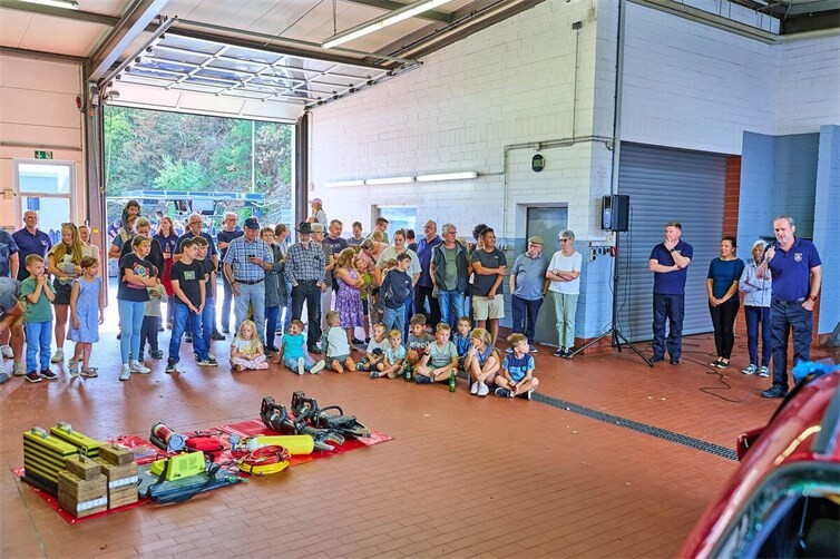 Zahlreiche Besucherinnen und Besucher – darunter viele interessierte Kinder – verfolgten in der Halle des ehemaligen Autohauses Mönch aufmerksam die Erläuterungen und Vorführungen der Einsatzkräfte zu modernem Gerät und der Arbeit der Feuerwehr. Großes Interesse bestand auch an Informationen zum flutbedingten Wiederaufbau der Freiwilligen Feuerwehren Altenahr und Kreuzberg. 