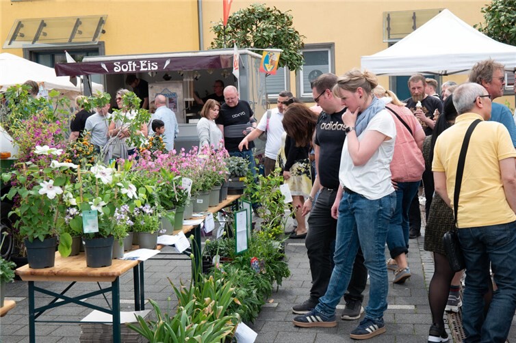 Zahlreiche Besucherinnen und Besucher freuten sich über das vielfältige Angebot am Garten- und Bauernmarkt in Bendorf.