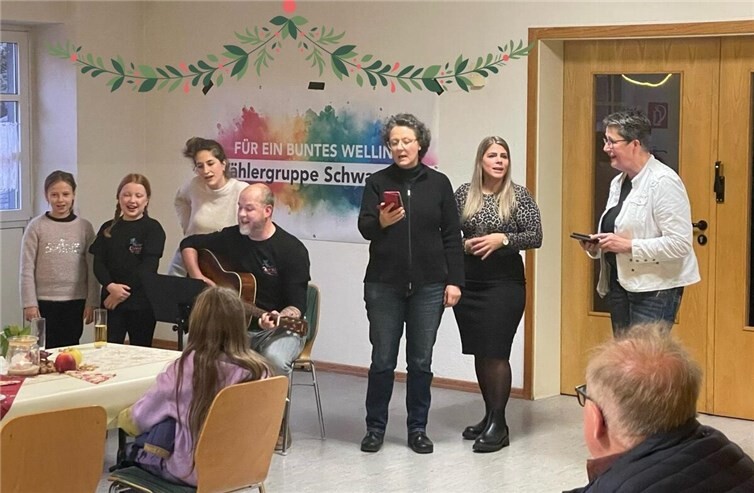 Zahlreiche Besucherinnen und Besucher genossen eine große Auswahl an leckeren Kuchen, frisch gebackenen Waffeln und die gemütliche Atmosphäre. Foto: Wählergruppe Schwarz e.V.