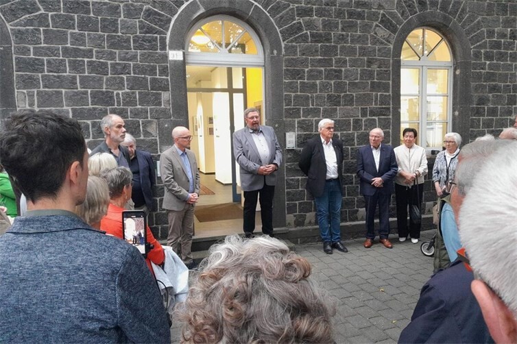 Zahlreiche Besucherinnen und Besucher kamen zur Ausstellungseröffnung