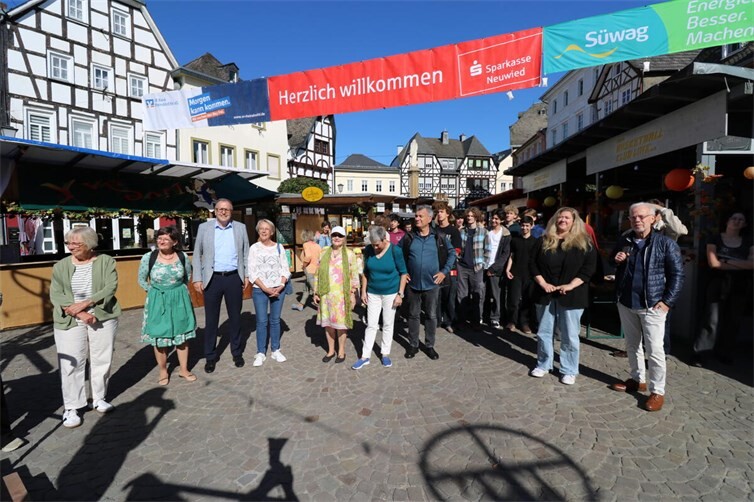 Zahlreiche Beteiligte und Gäste kamen zur Eröffnung der Fairen Woche auf dem Linzer Marktplatz zusammen.