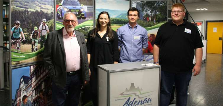 Zahlreiche Betriebe, Firmen und Institutionen sind erschienen, um Schülerinnen und Schüler zu informieren.privat