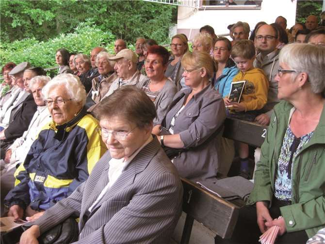 Zahlreiche Bewohner des Marienhaus Senioren-zentrums St. Josef ließen sich auf der Freilichtbühne in Schuld an der Ahr von der Theatergruppe mit dem Stück „Sindbads Abenteuer“ in die Welt des Orients entführen. privat
