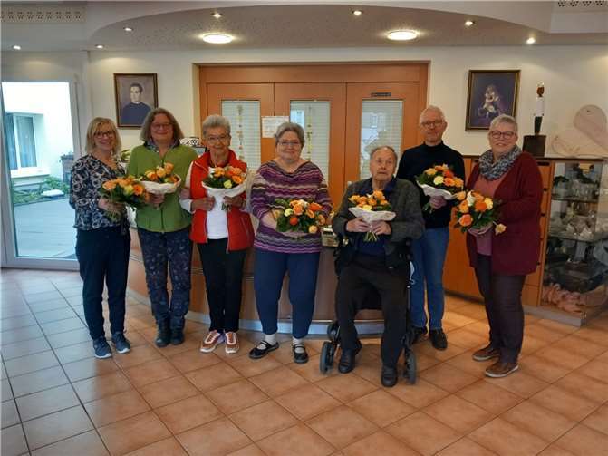Zahlreiche Bewohner freuten sich über die bunte Farbenpracht.  Foto: Förderverein Seniorenzentrum Münstermaifeld