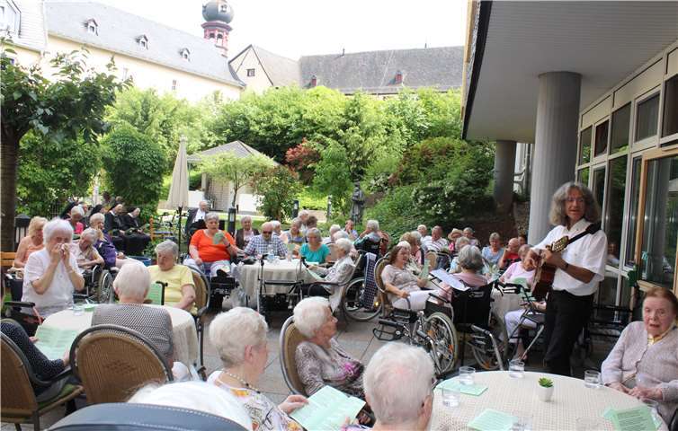 Zahlreiche Bewohner sangen gemeinsam mit Hans Peter Tries. privat