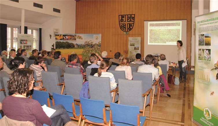 Zahlreiche Bienenfreunde waren ins Rathaus gekommen, um dem Vortrag von Gartenplanerin Maike Frings zu lauschen. Jasmin Franz
