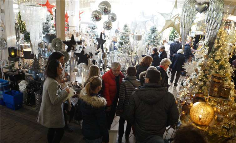 Zahlreiche Blumen- und Dekofans ließen sich die Eröffnung der großen Weihnachtsausstellung nicht entgehen.SOT